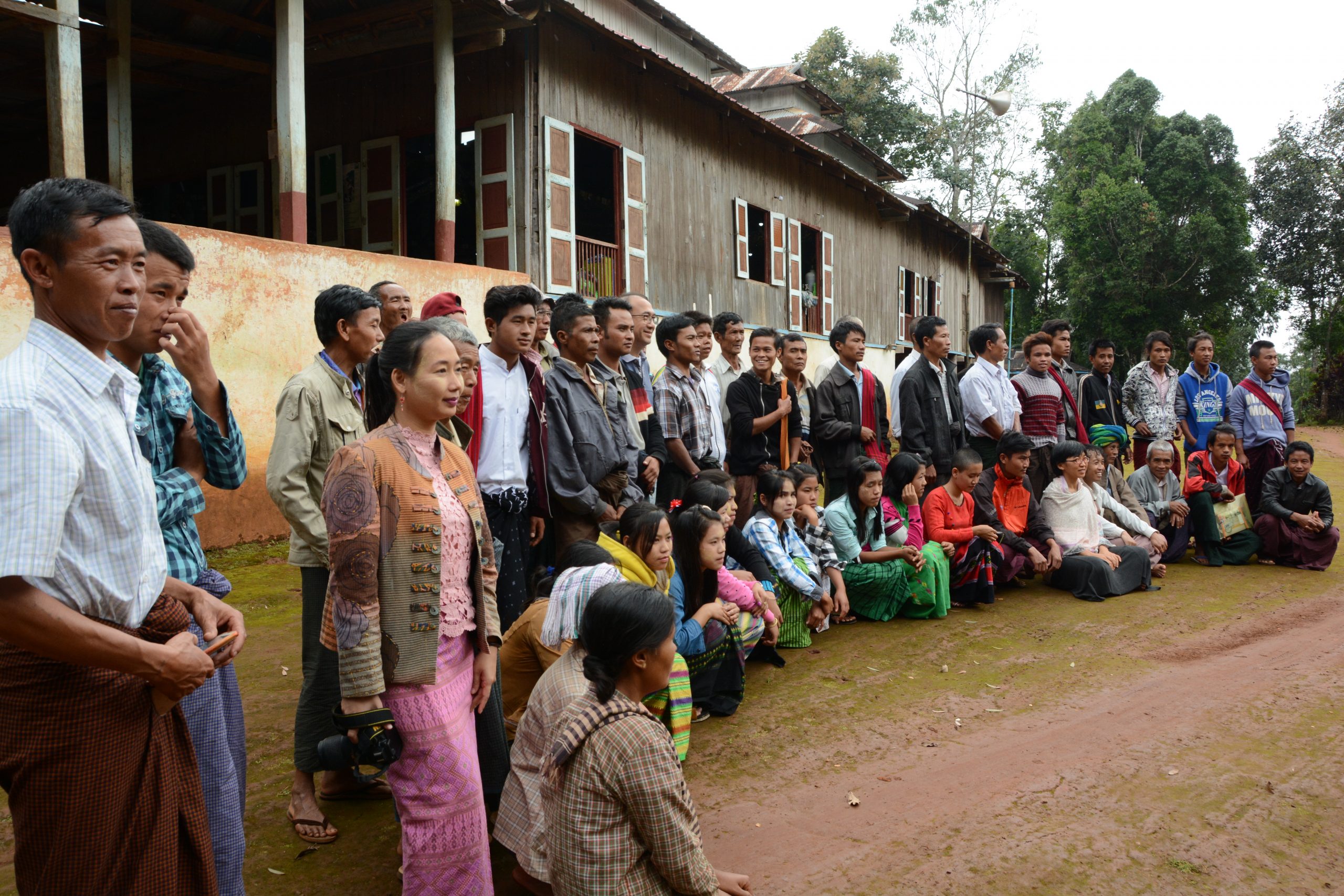 Työpajan osallistujia ryhmäkuvassa Myanmarissa.