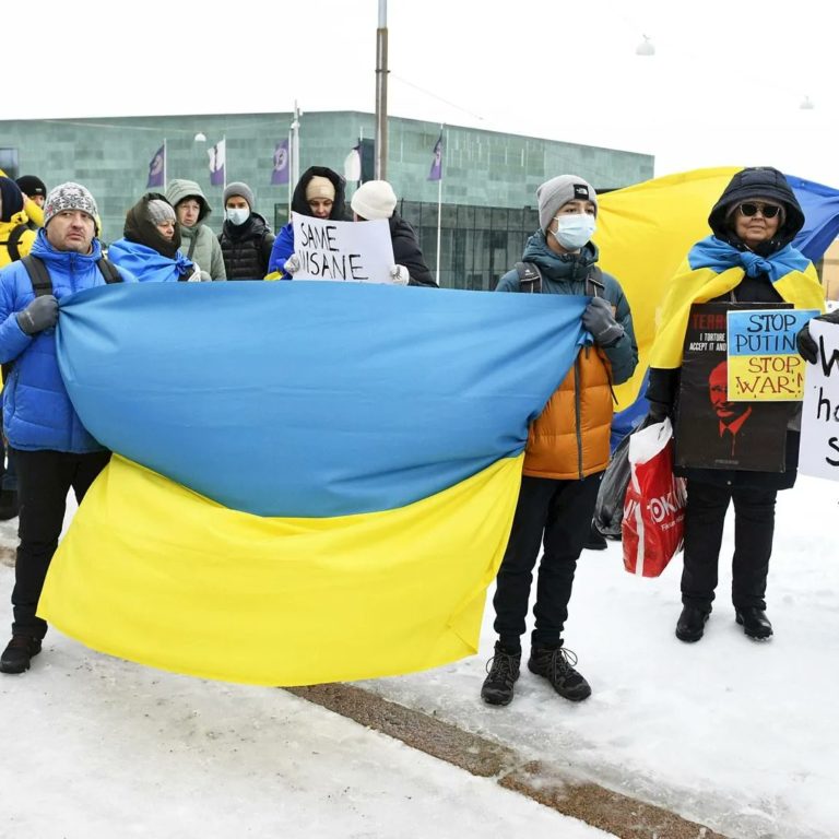 Suomessa asuvat ukrainalaiset kokoontuivat torstaiaamuna eduskuntatalolle. He ovat peräänkuuluttaneet Suomelta solidaarisuutta viimeisten kuukausien aikana, kun Venäjän on nähty kiristävän otettaan Ukrainasta..