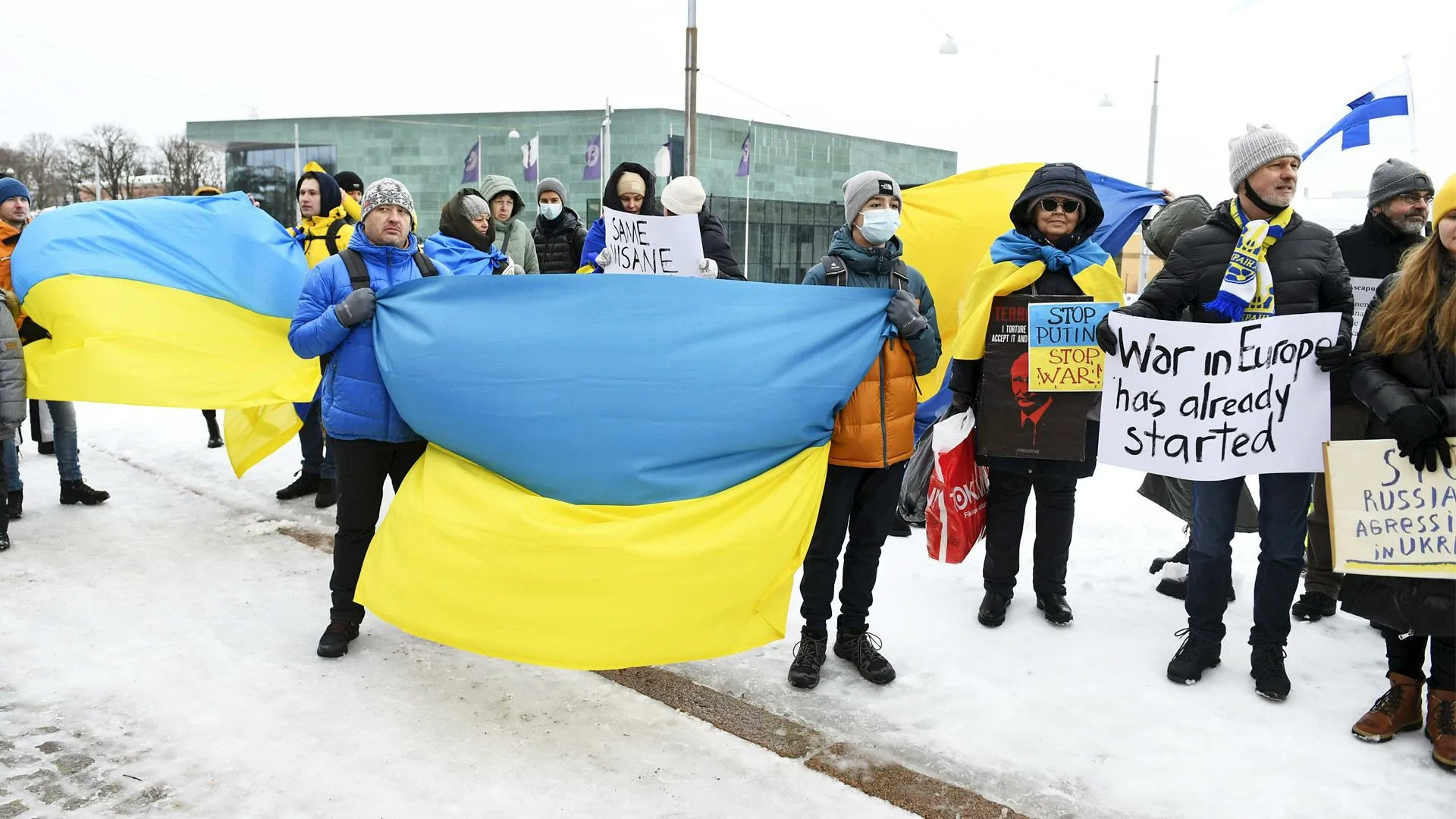 Suomessa asuvat ukrainalaiset kokoontuivat torstaiaamuna eduskuntatalolle. He ovat peräänkuuluttaneet Suomelta solidaarisuutta viimeisten kuukausien aikana, kun Venäjän on nähty kiristävän otettaan Ukrainasta..