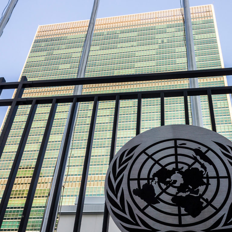 YK:n päämaja ja portti.