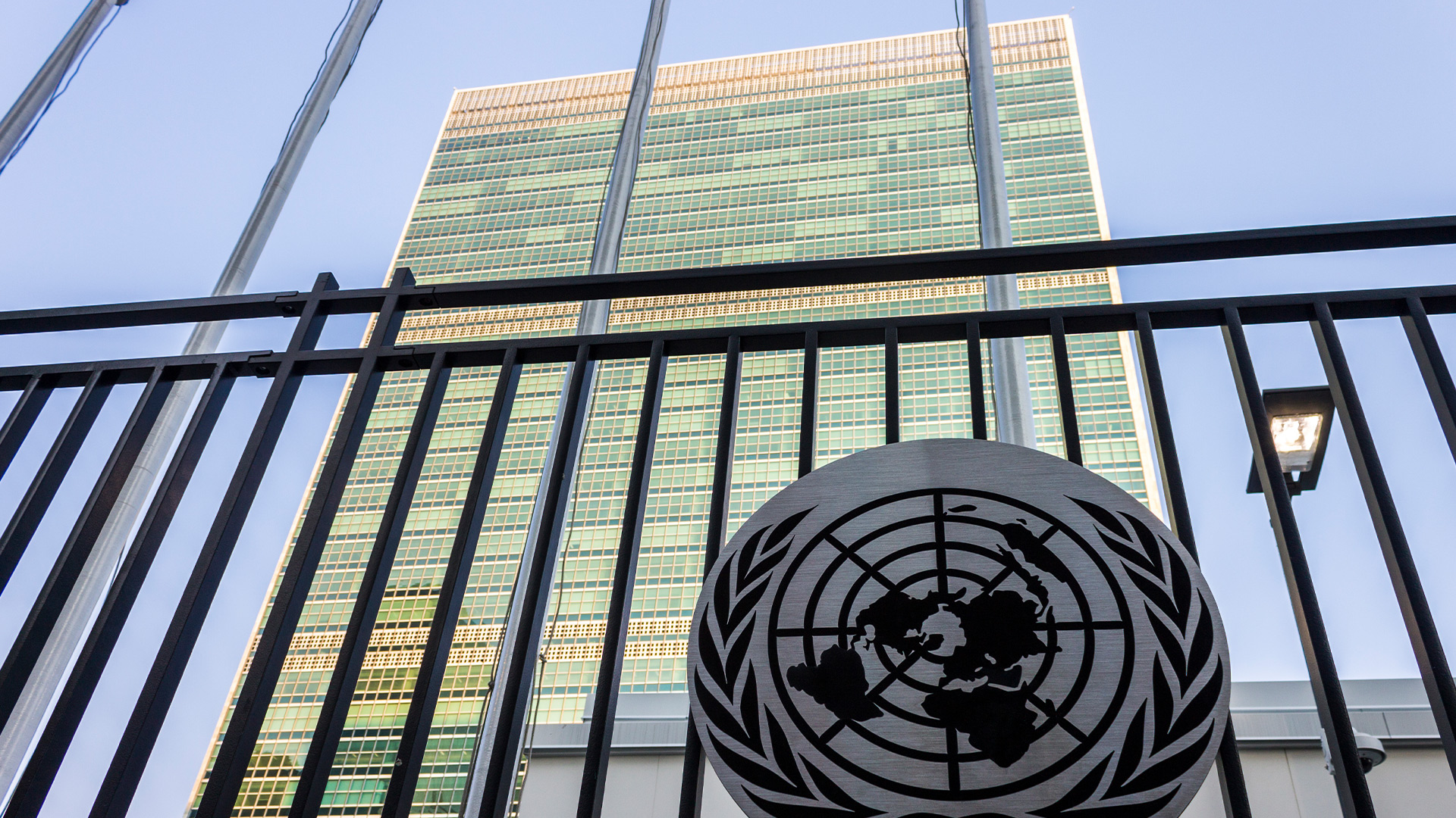 YK:n päämaja ja portti.