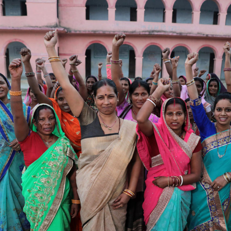 Vaaleilla valitut naisedustajat kokoontuivat Harkan yläkoulun ulkopuolelle Sitamarhin piiriin Intiassa keskustelemaan yhteisön asioista vuonna 2017.