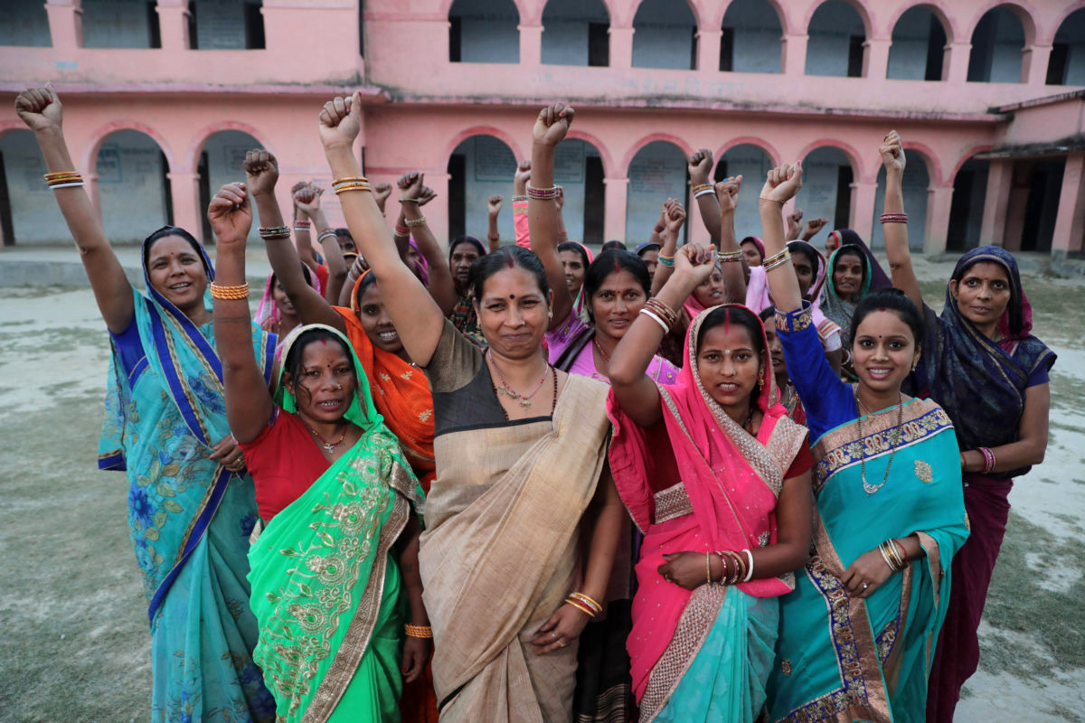 Vaaleilla valitut naisedustajat kokoontuivat Harkan yläkoulun ulkopuolelle Sitamarhin piiriin Intiassa keskustelemaan yhteisön asioista vuonna 2017.