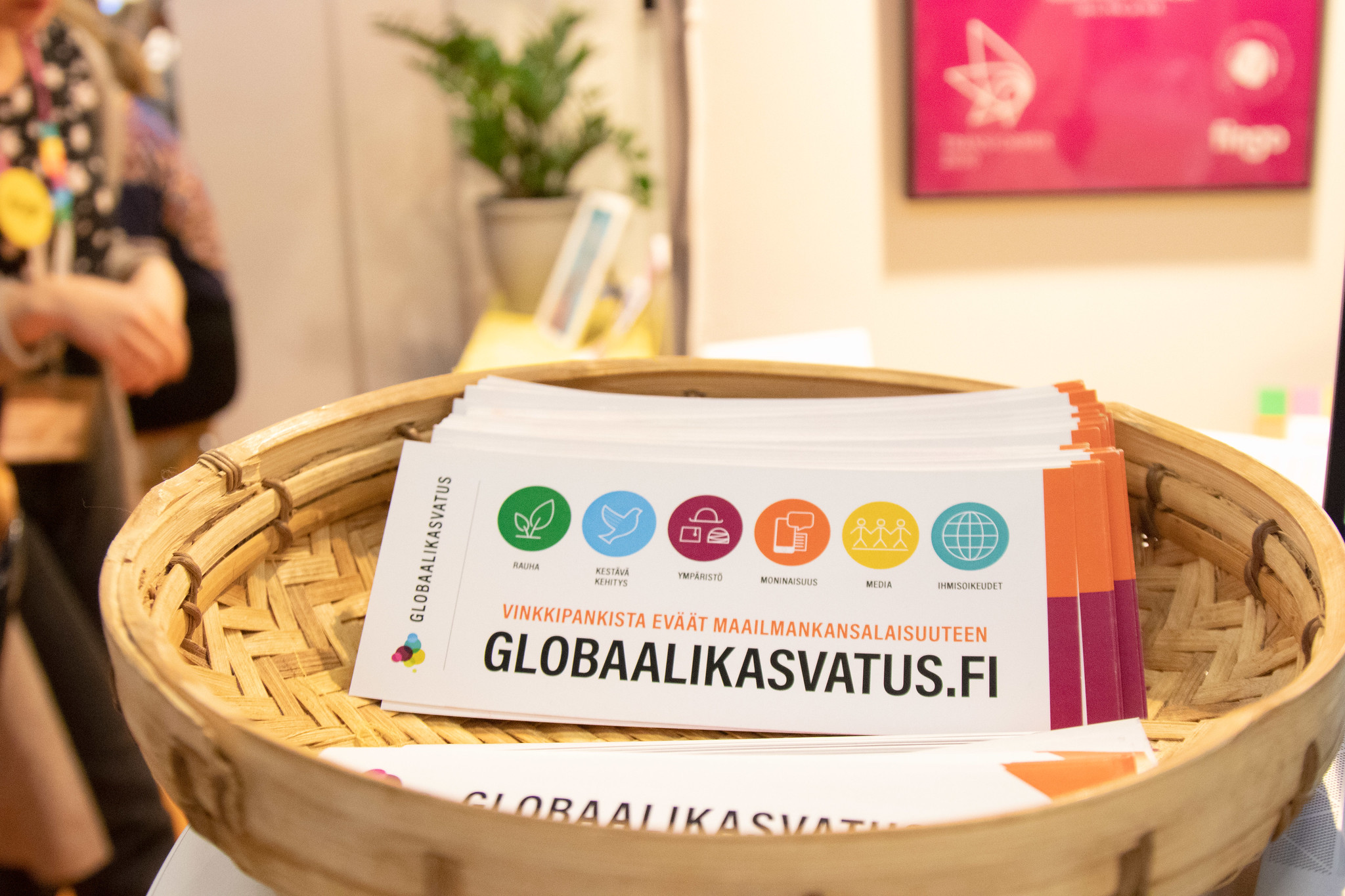 Globaalikasvatus.fi esitteitä pajukorissa messupöydällä.
