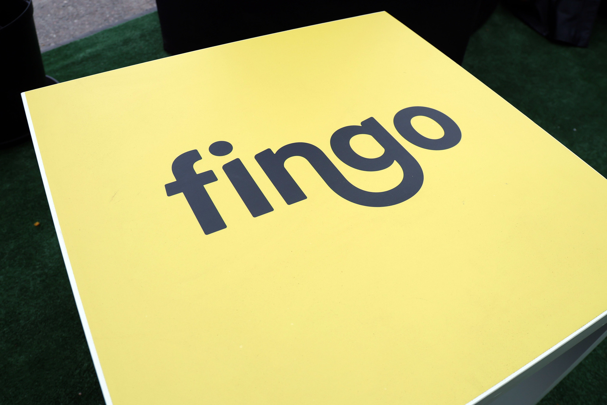 Yellow table with black Fingo logo.