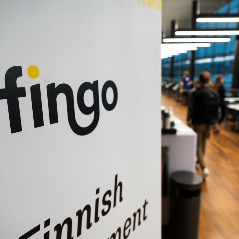 Osa Fingon roll-uppia, jossa näkyy Fingon logo.