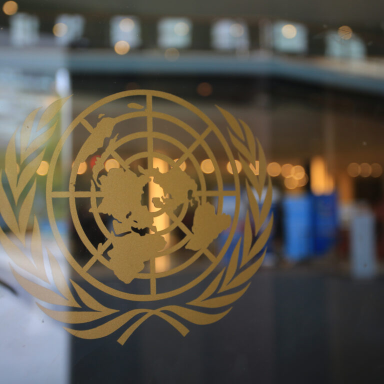 YK:n kultainen logo lasiovessa.