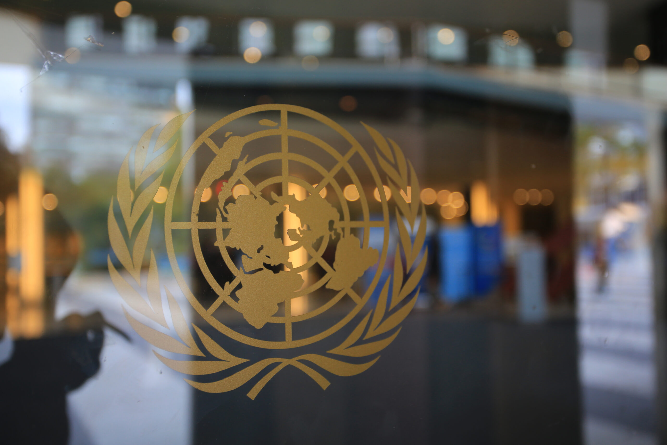 YK:n kultainen logo lasiovessa.