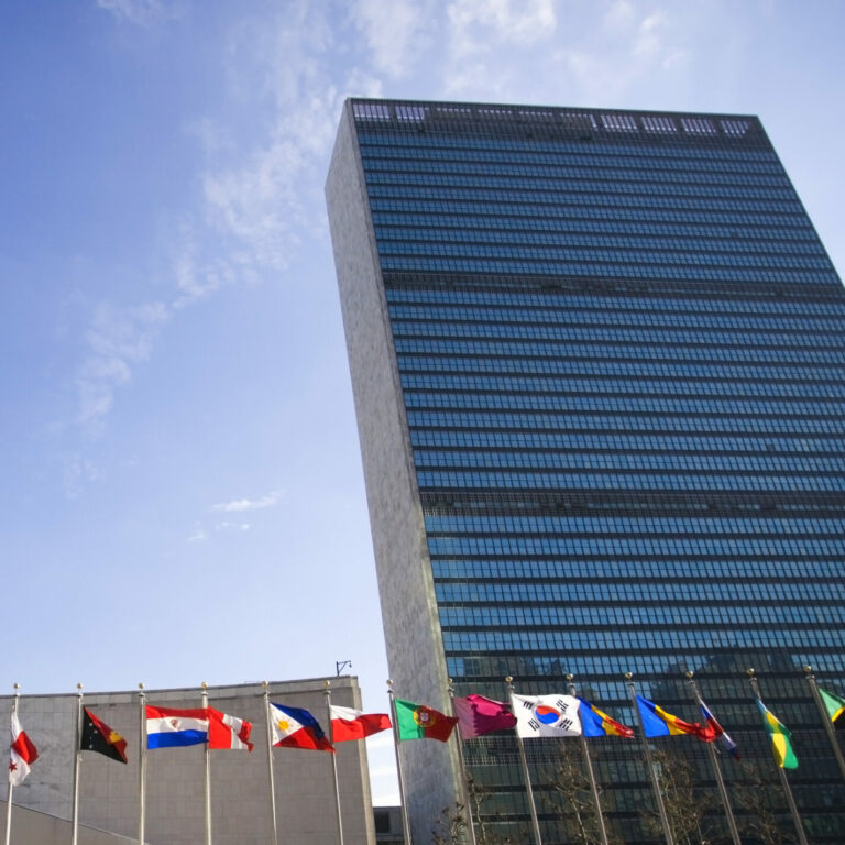 YK:n päärakennus New Yorkissa, kuvassa etualalla maiden lippuja.