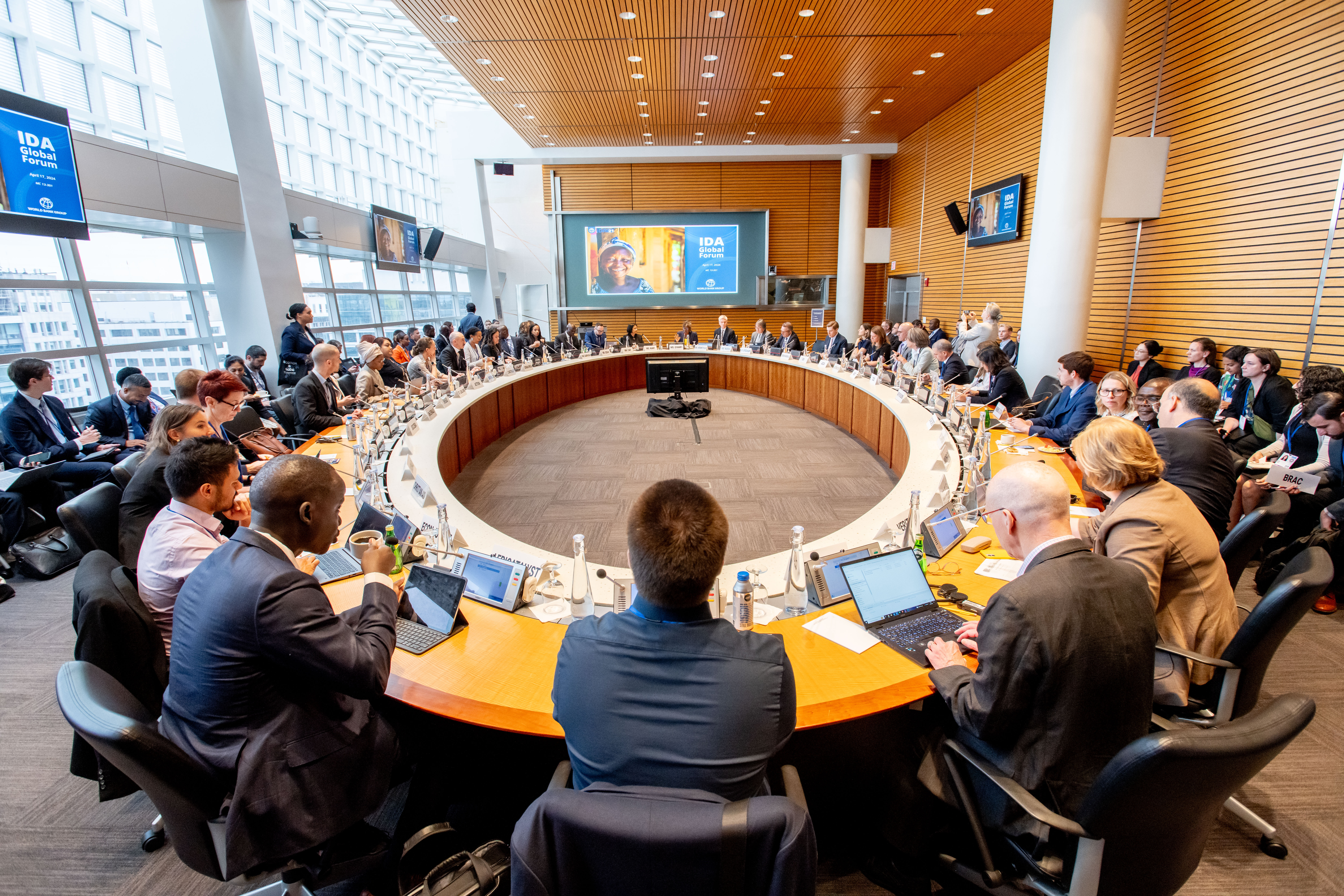 Kokouspöytä, pyöreä, paljon osallistujia eri amista, Maailmanpankin ja IMF:n kevätkokouksista.