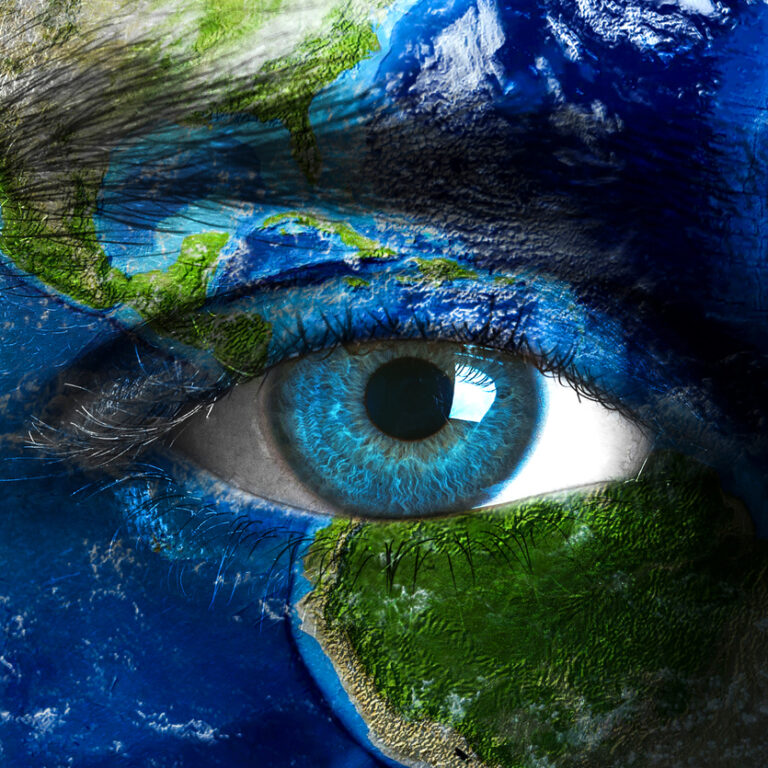 Ihmisen kasvojen ja silmän päälle maalattu maapallon kuvaa.