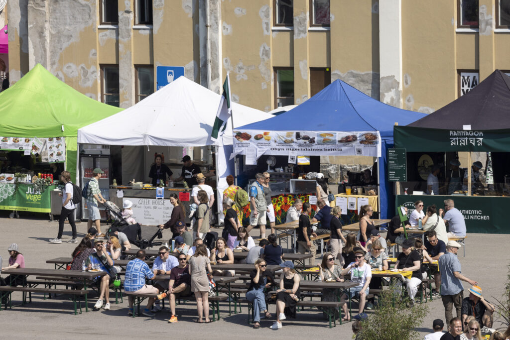 Ilmakuvaa ruokamyyjien teltoista ja ruokailualueesta festivaalilla.