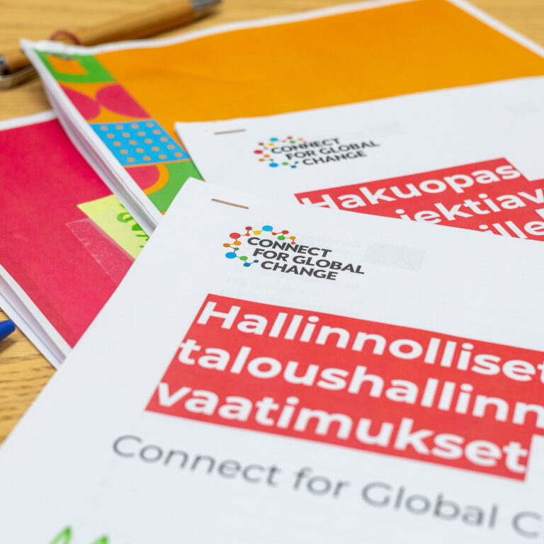 Connect for Global Change -hankkeen paperille printattuja julkaisuja pöydällä.