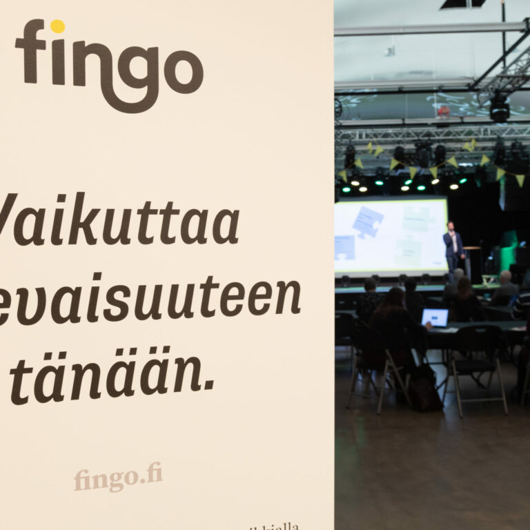 Fingon roll-up, jossa fingon logo ja teksti Vaikuttaa tulevaisuuteen tänään.