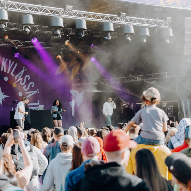 DAM esiintyy Musiikkilavalla.