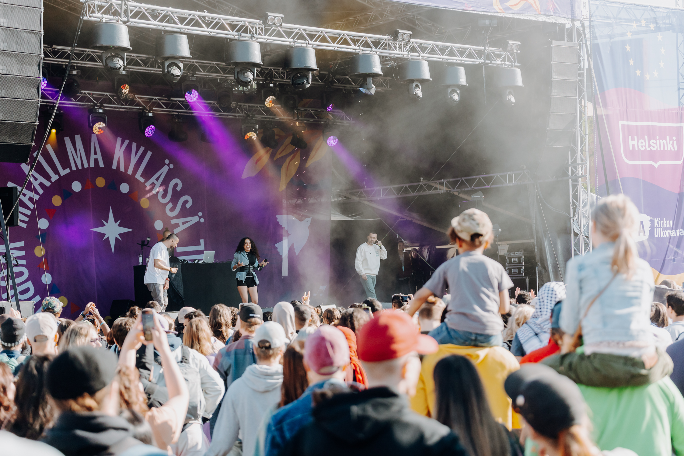 DAM esiintyy Musiikkilavalla.
