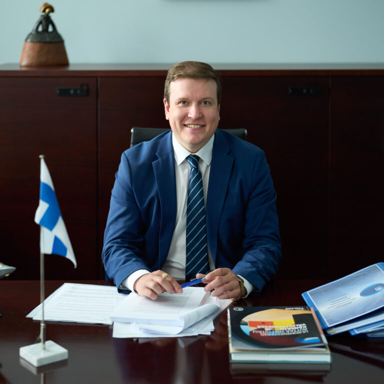 Ministeri Ville Tavio istuu työpöydän ääressä Ulkoasiainministeriössä.