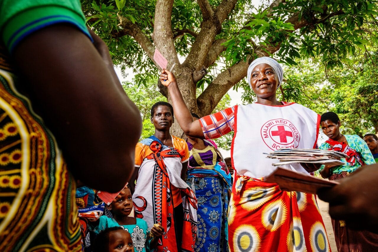 Aisha Maganda vapaaehtoisena Malawin Punaisessa Ristissä.