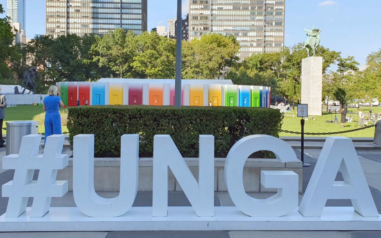 Valkoinen #UNGA-logopatsas puistossa.