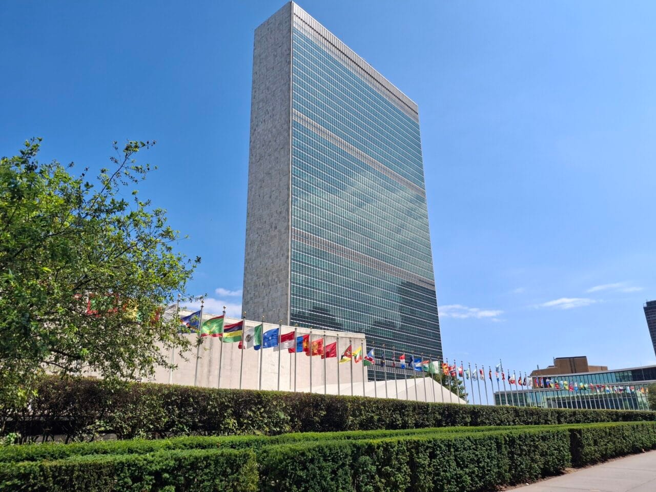 YK:n päämaja.|YK:n lippu liehuu lipputangossa