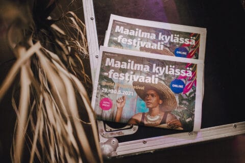 Kaikenikäiset ihmiset, eri taustoista, mutta samalla asialla – Maailma kylässä toi tulevaisuuden rakentajat yhteen