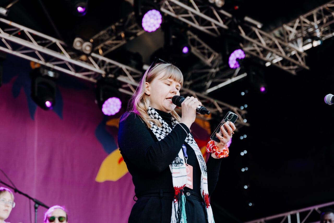 Palkinnonsaaja puhuu mikrofoniin lavalla.