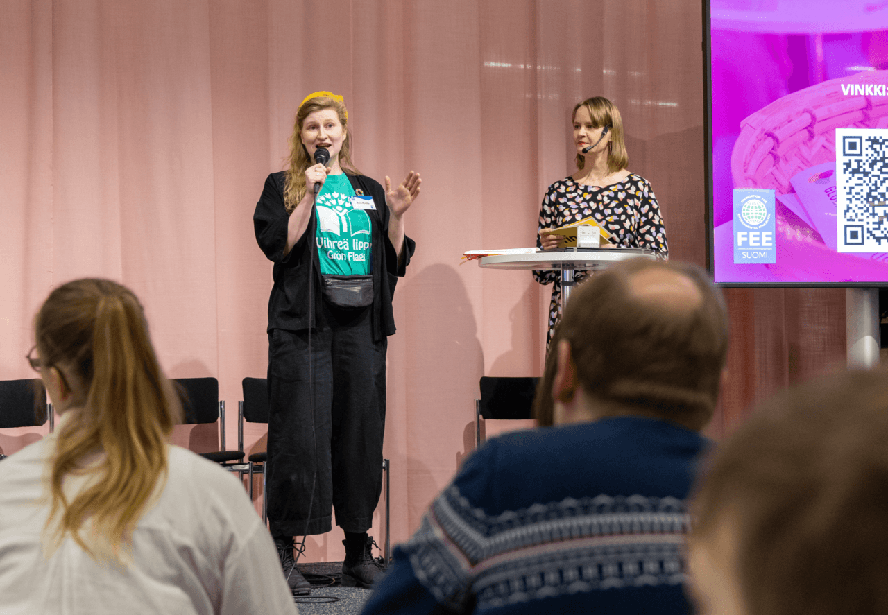 Kaksi henkilöä ohjelmalavalla.