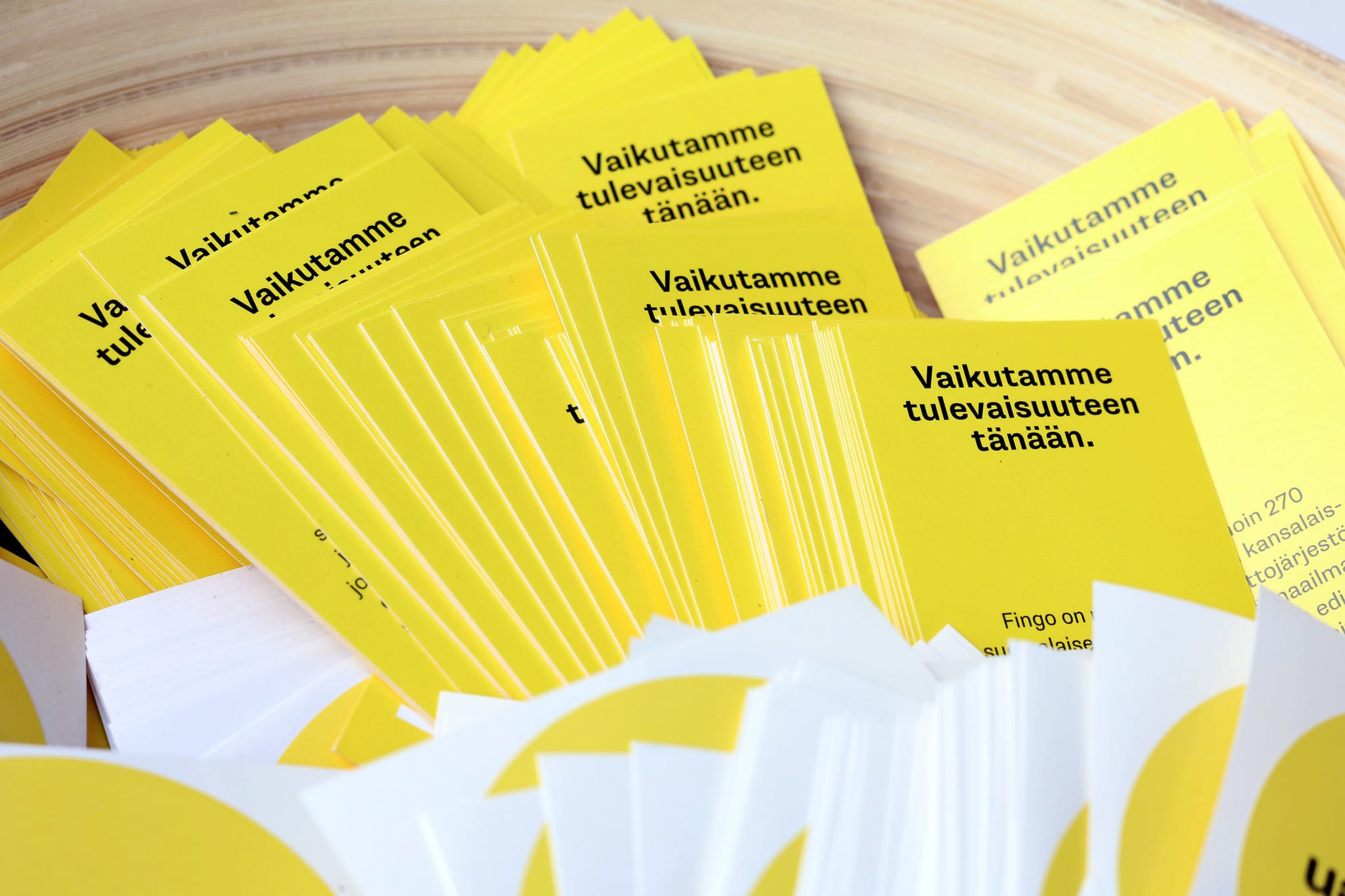 Fingon kirjanmerkkejä puisessa vadissa.