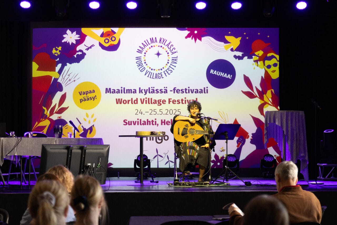 Nemat Battah esiintyy.