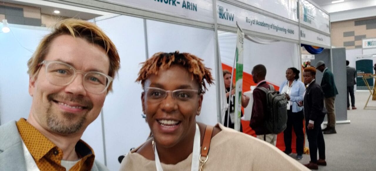 Kuvassa Fingon Mika Välitalo ja TuiFundin perustaja Wambui Karanja. Karanja on asunut ja opiskellut Suomessa 15 vuotta