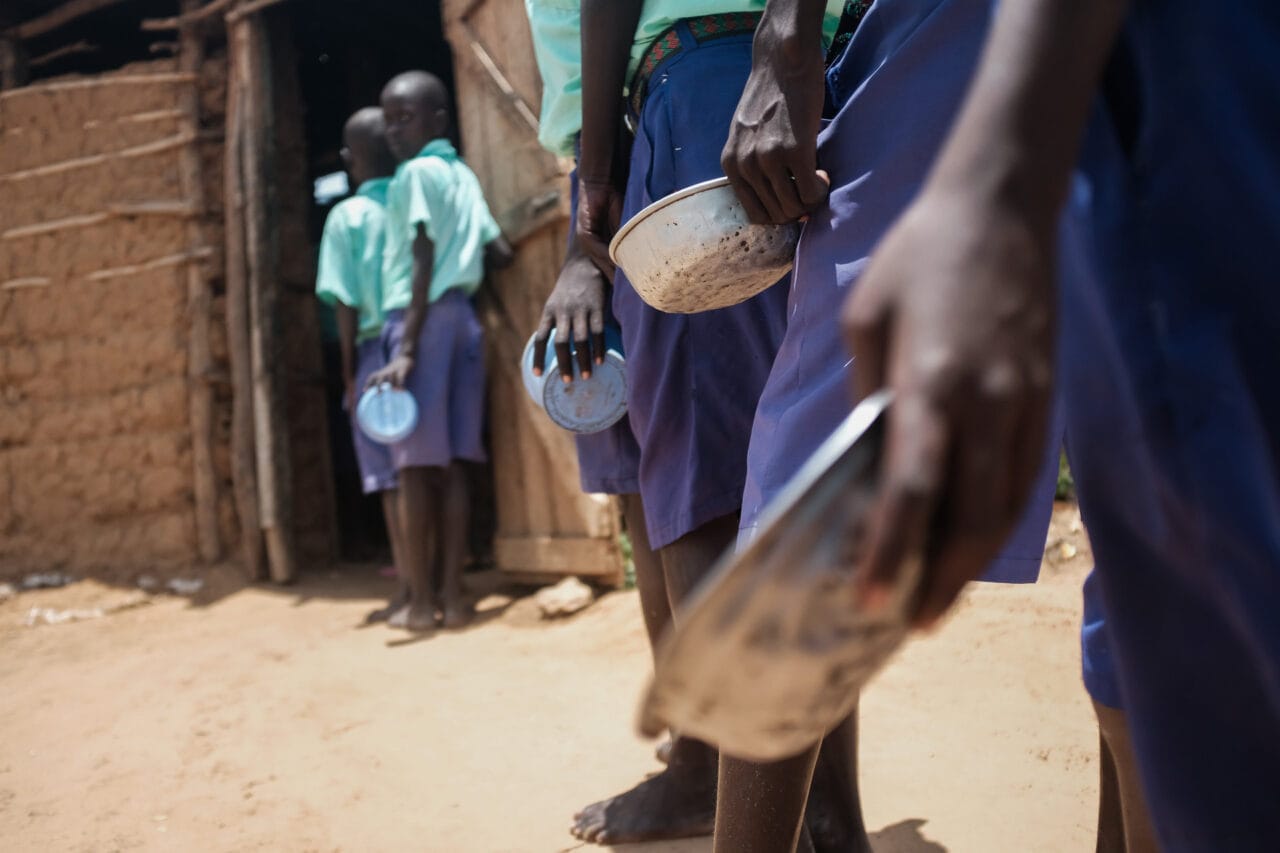 Lapsia odottamassa ruokalan jonossa Keniassa.