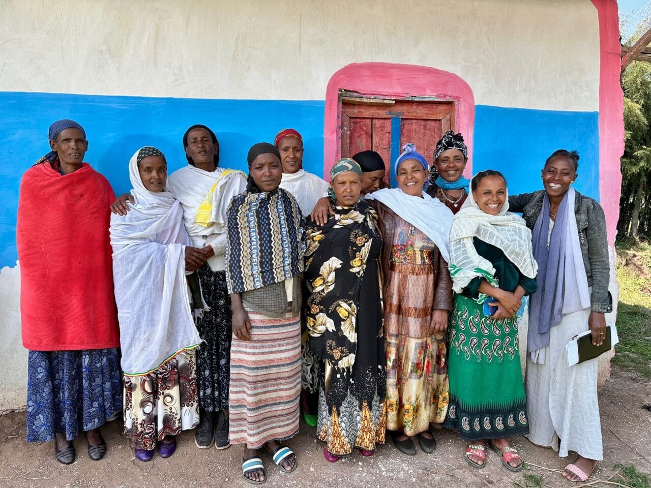 Naistenryhmä ryhmäkuvassa.