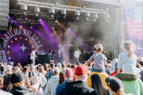 Suvilahti täyttyi rauhan kannattajista – Maailma kylässä -festivaalilla 62 000 kävijää