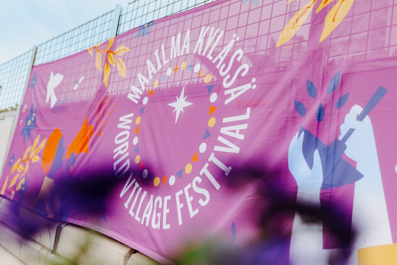Festivalen Världen i byn banderol.
