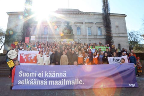 <strong>Video: Satahenkinen kuoro lauloi hallitusneuvottelijoille Finlandian – “Toivomme tämän lähettävän vahvan viestin”</strong> 