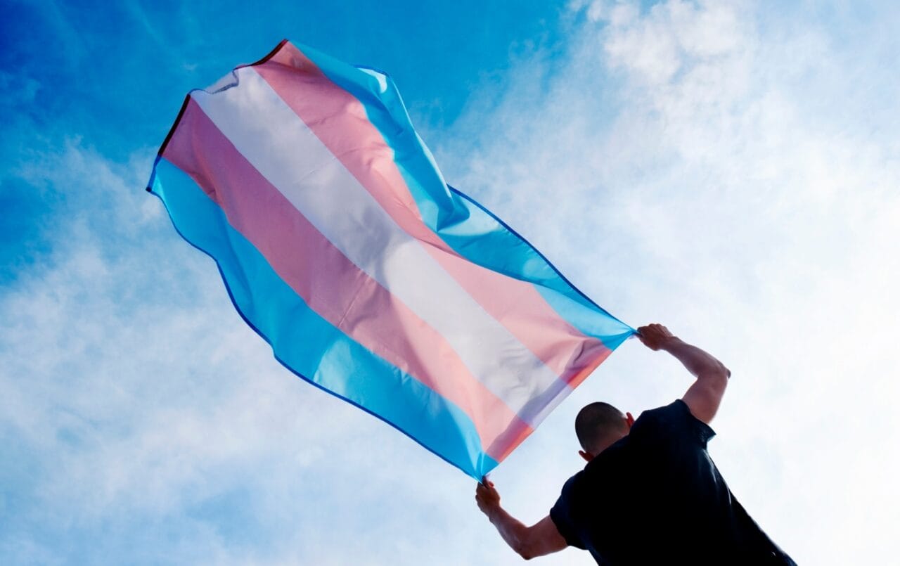 Translippu liehuu sininen taivas taustallaan