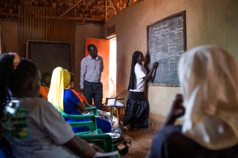 13 600 pakolaista oppivat lukemaan Pakolaisavun tukemana