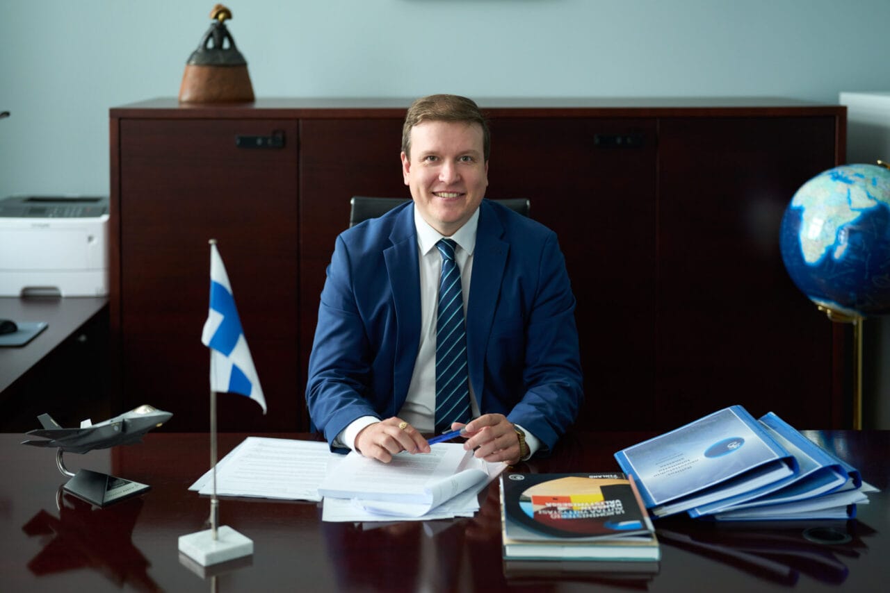 Ministeri Ville Tavio istuu työpöydän ääressä Ulkoasiainministeriössä.