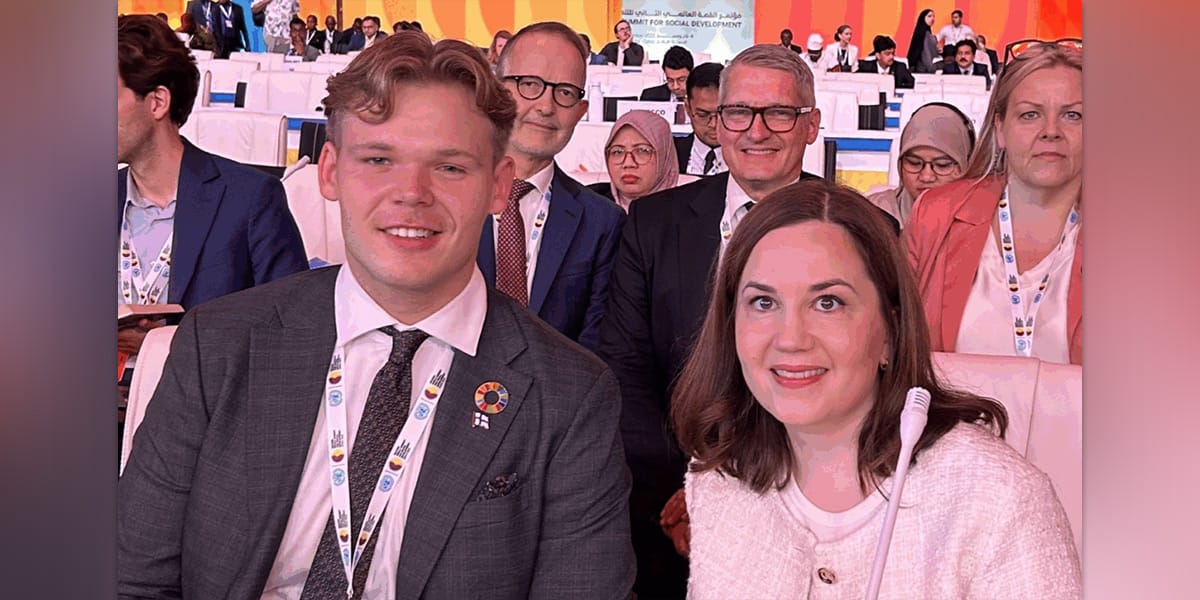 Suomen YK-nuorisodelegaatti Cevor Tikerpuu ja Suomen sosiaaliturvaministeri Sanni Grahn-Laasonen YK:n sosiaalisen kehityksen huippukokouksessa. Kuva: Essi Lindstedt|Suomen YK-nuorisodelegaatti Cevor Tikerpuu ja Suomen sosiaaliturvaministeri Sanni Grahn-Laasonen YK:n sosiaalisen kehityksen huippukokouksessa.