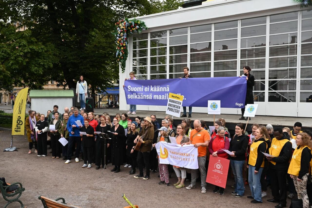 Kuoro laulaa Espan lavalla.