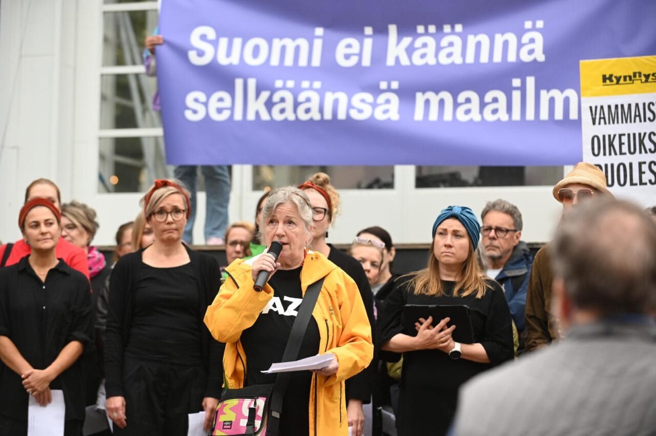 Eija Ahvo puhuu mikrofoniin