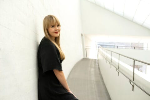 Suomen nuorin meppi kahvitteli kehitysjärjestöjen kanssa: ”On tärkeä vahvistaa kansalaisyhteiskunnan toimintaa”