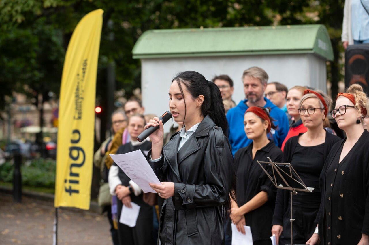 Väkijoukkoa Fingon tempauksessa, jossa Zahra Karimy piti puheen.