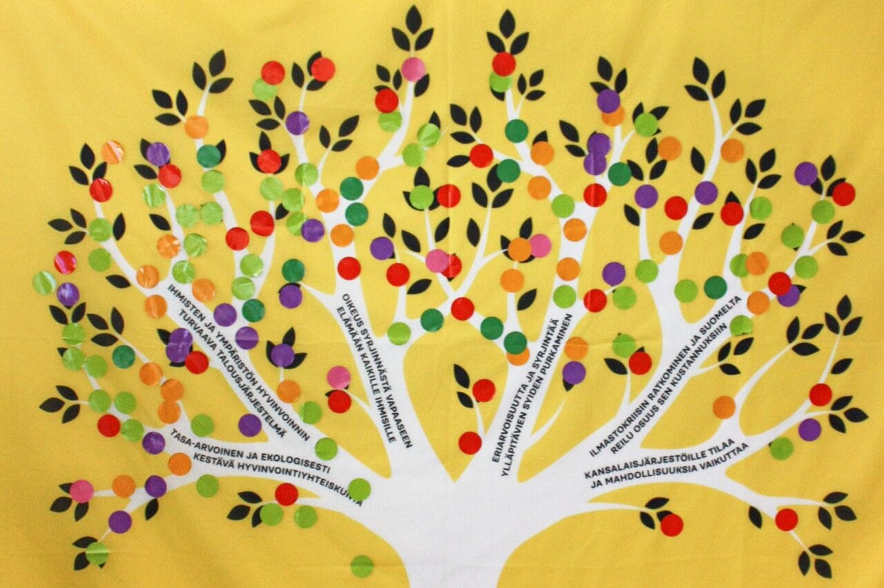 |||Takaapäin kuvattu festivaalikävijä seuraa Les Amazones d'Afrique:n esitystä ja heiluttaa Ukrainan lippua.||||||