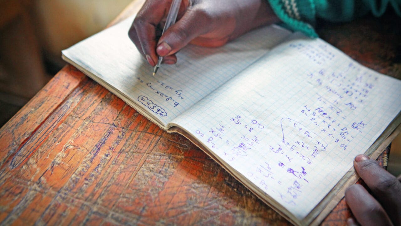 |Iso joukko ihmisiä seisoo portailla kyltit käsissään.|