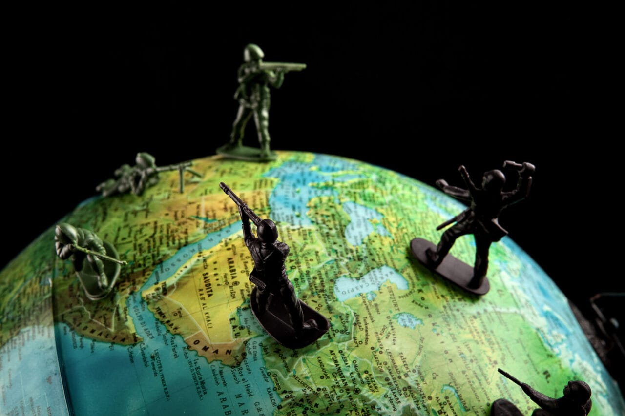 Maapallo, jonka päällä lelusotilaita.