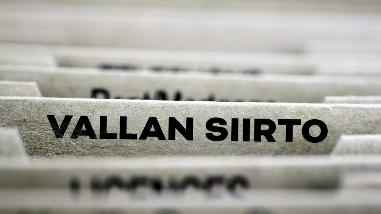 Kuvassa on dokumenttimappi ja dokumentti