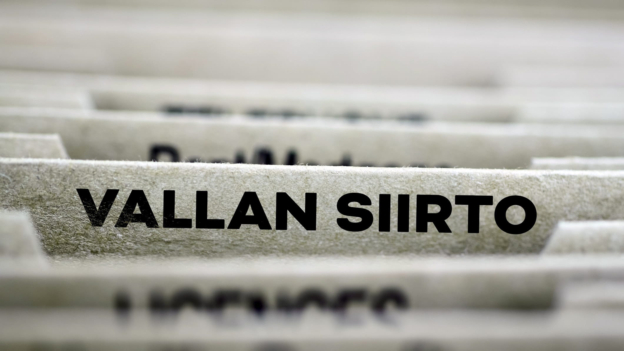 Kuvassa on dokumenttimappi ja dokumentti