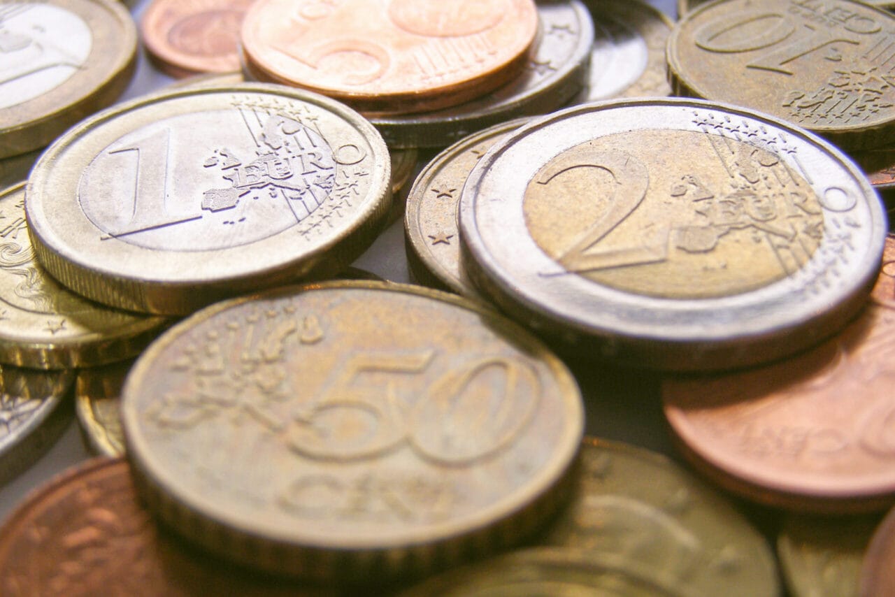 Kolikoita rinnakkain.|Kolikoita