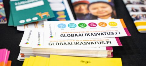 Globaalikasvatus brochures on a table.